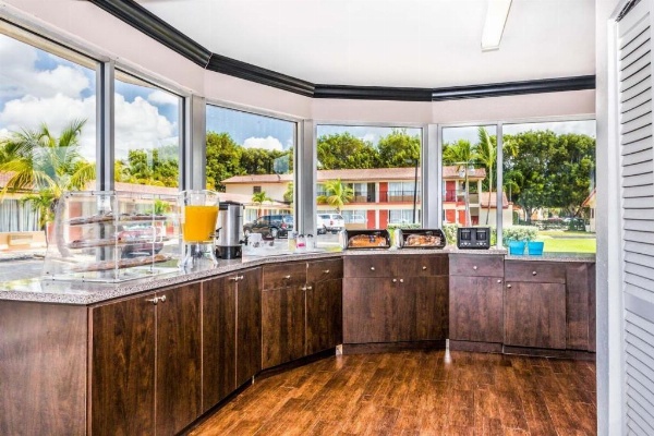 Econo Lodge Inn & Suites image 4