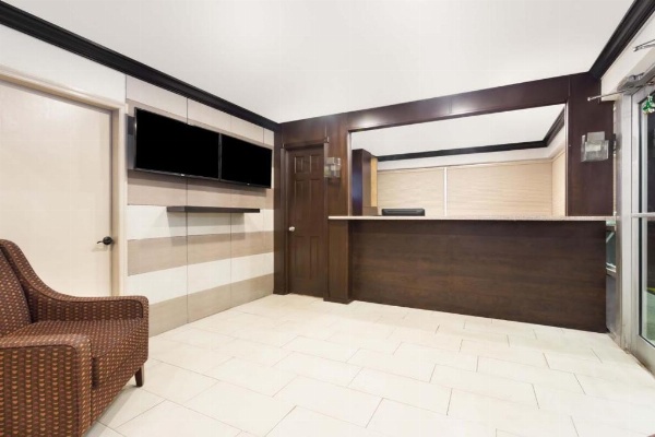 Econo Lodge Inn & Suites image 7